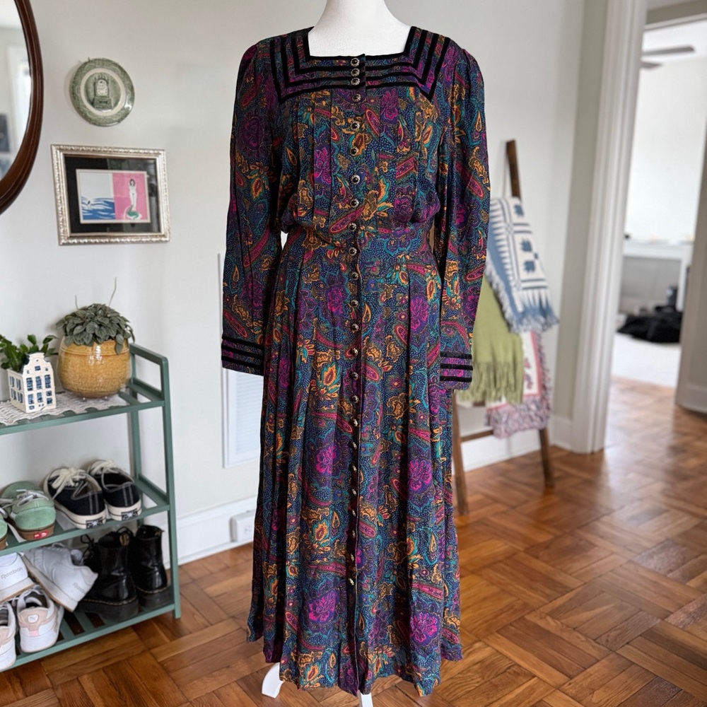 Plaza South Vintage Paisley Button-Down Midi Dress